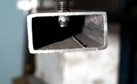 Flowdrill otvor se z&aacute;vitem