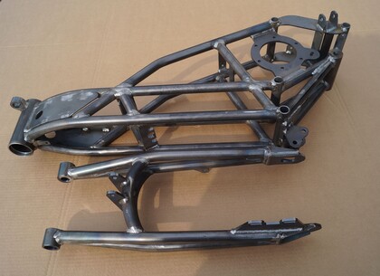 rám a kyvná vidle motorky